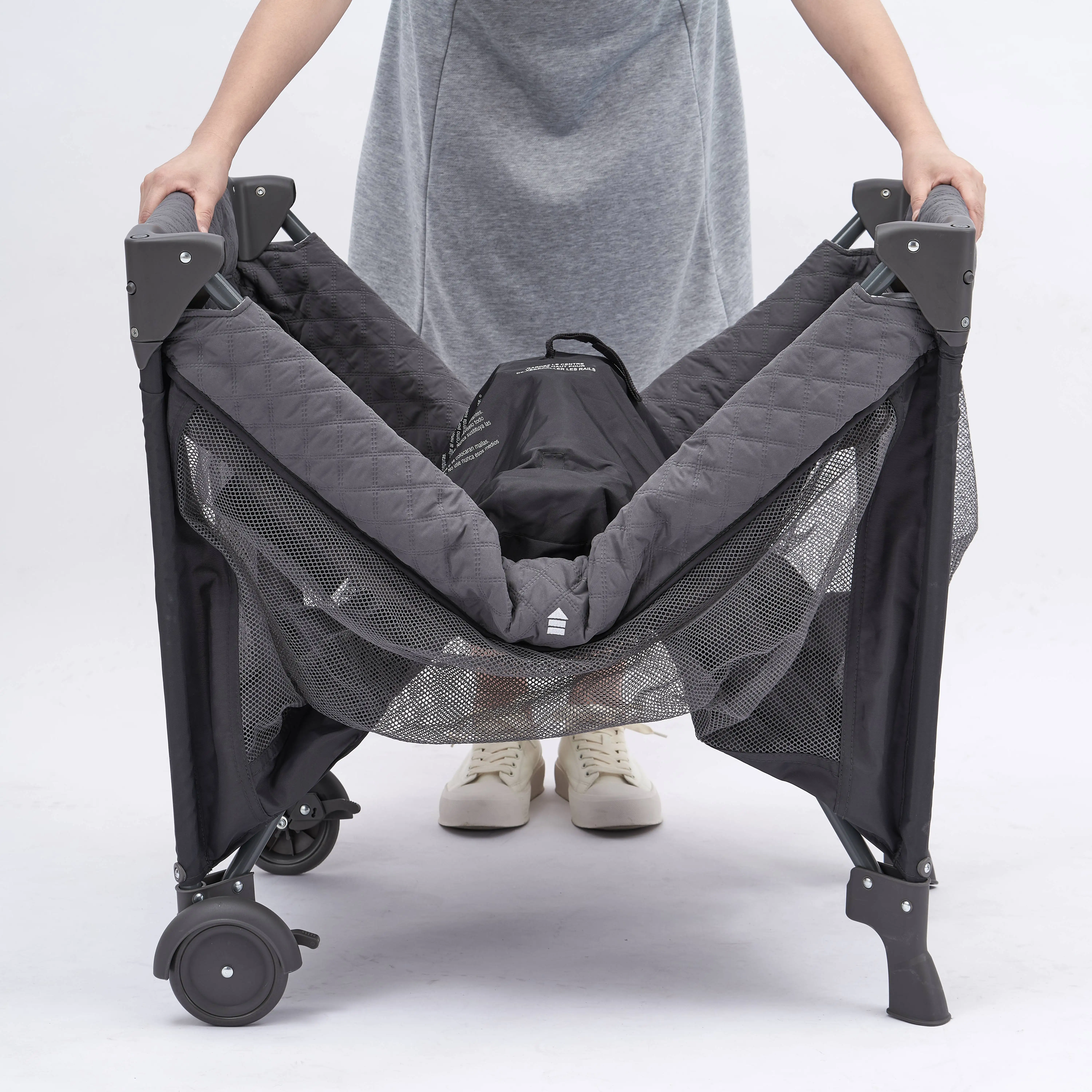 P003B Cool Baby Portable Baby Playpen Baby Crib With Removable Infant Bassinet supplier