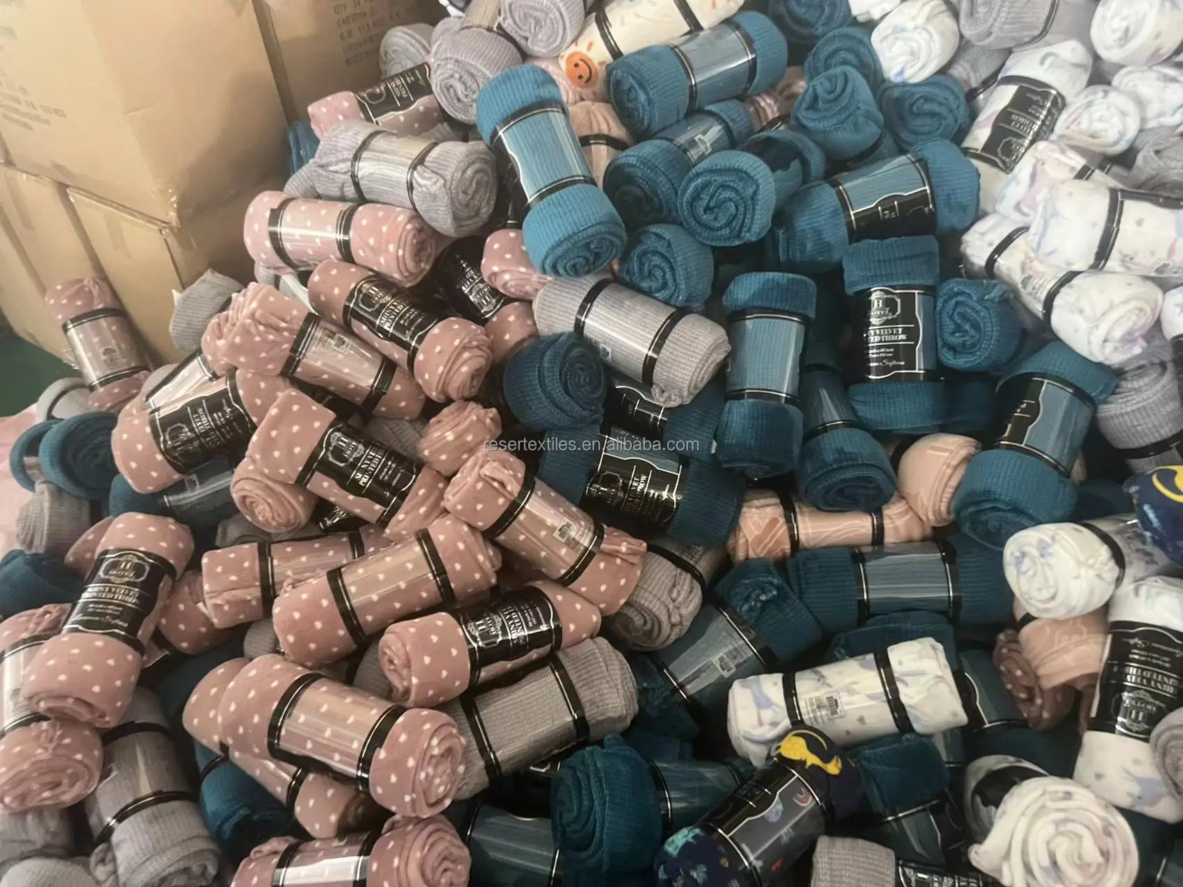 100% Polyester Flannel Fleece Throw Soft Plush Cozy Microfiber Bed Blanket Modern Solid Colors Designed Pattern Knitted Technics