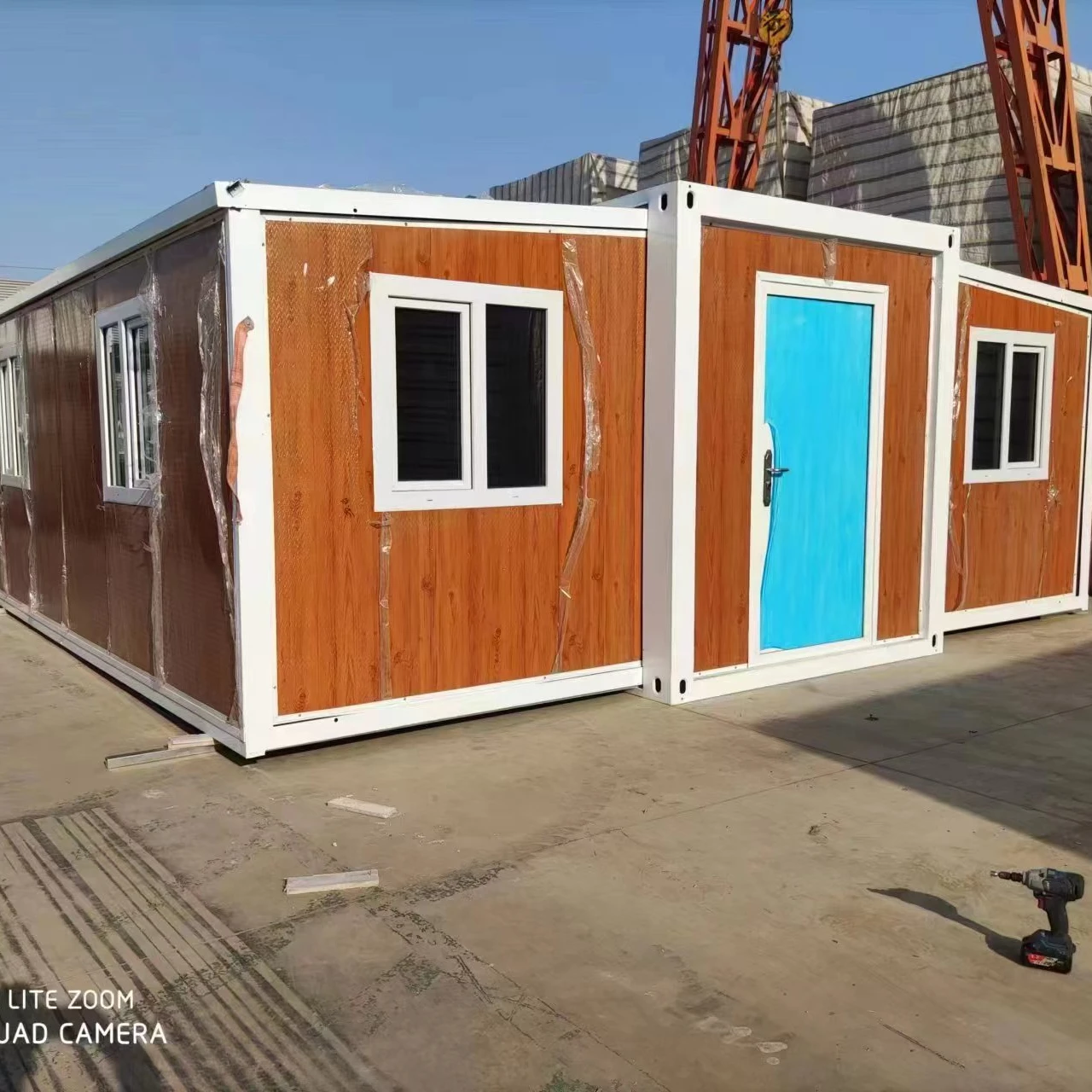 40Ft Expandable House Customized Wooden Color with Bathroom Kitchen and Two Bedrooms