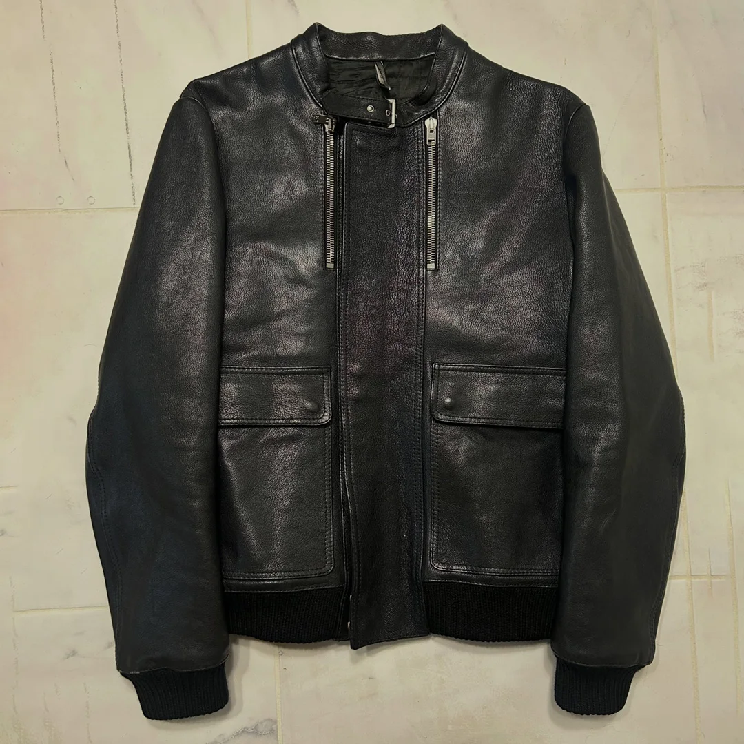 Na zamówienie klasyczna skórzana kurtka motocyklowa dla mężczyzn w stylu vintage, z kołnierzykiem stojącym, czarna, z zamkiem błyskawicznym, z regulowanymi detalami, produkcja OEM w fabryce