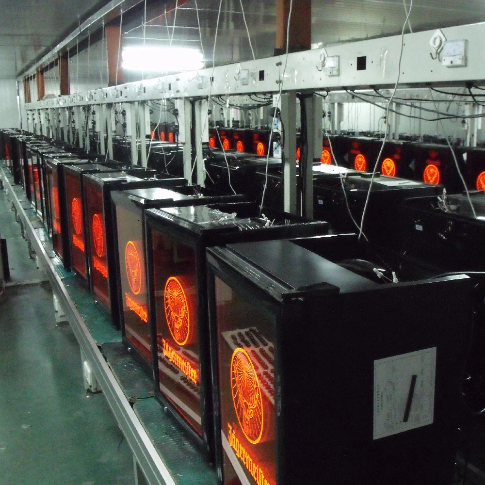 Frigobar Jagermeister Stag Head com prateleiras ajustáveis e LED