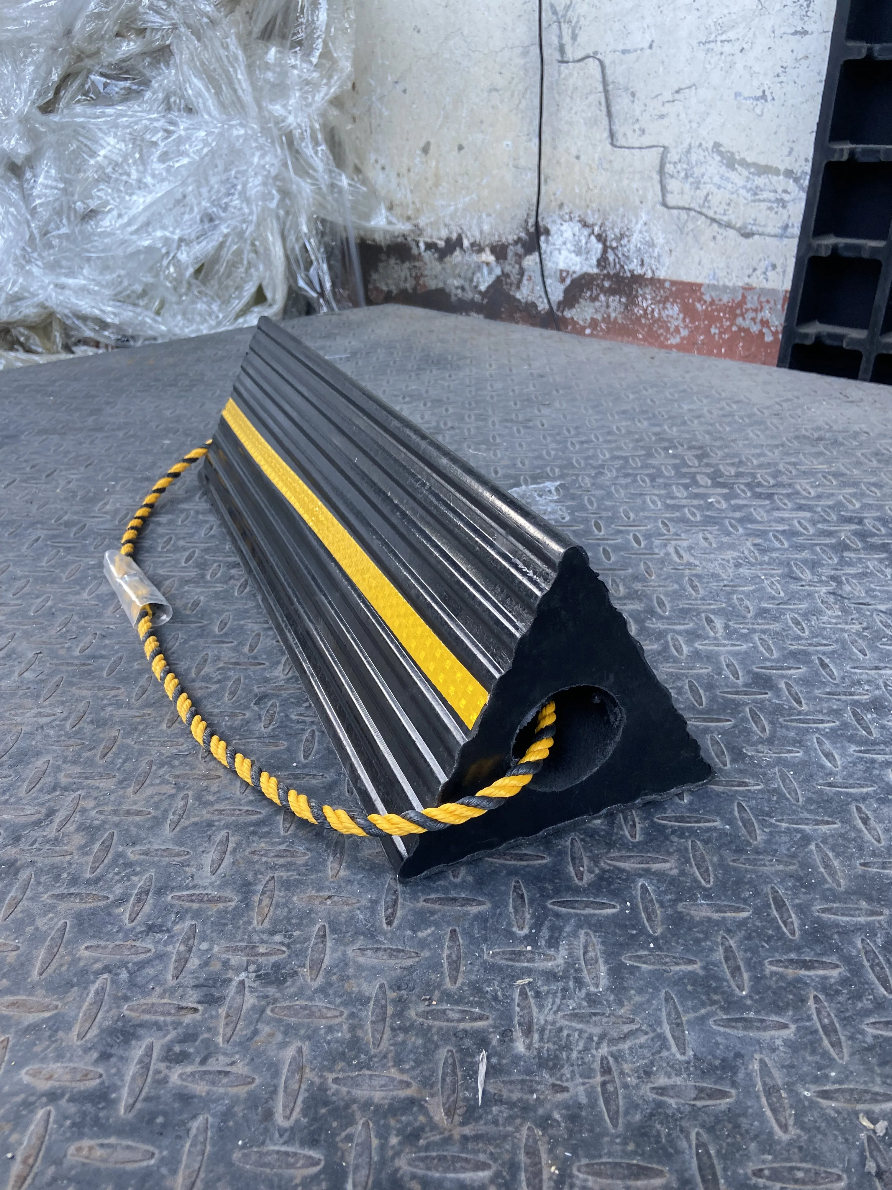 Heavy Duty Black Rubber Aircraft Wheel Chocks Carport Wheel Stopper for Car Parking Lot factory