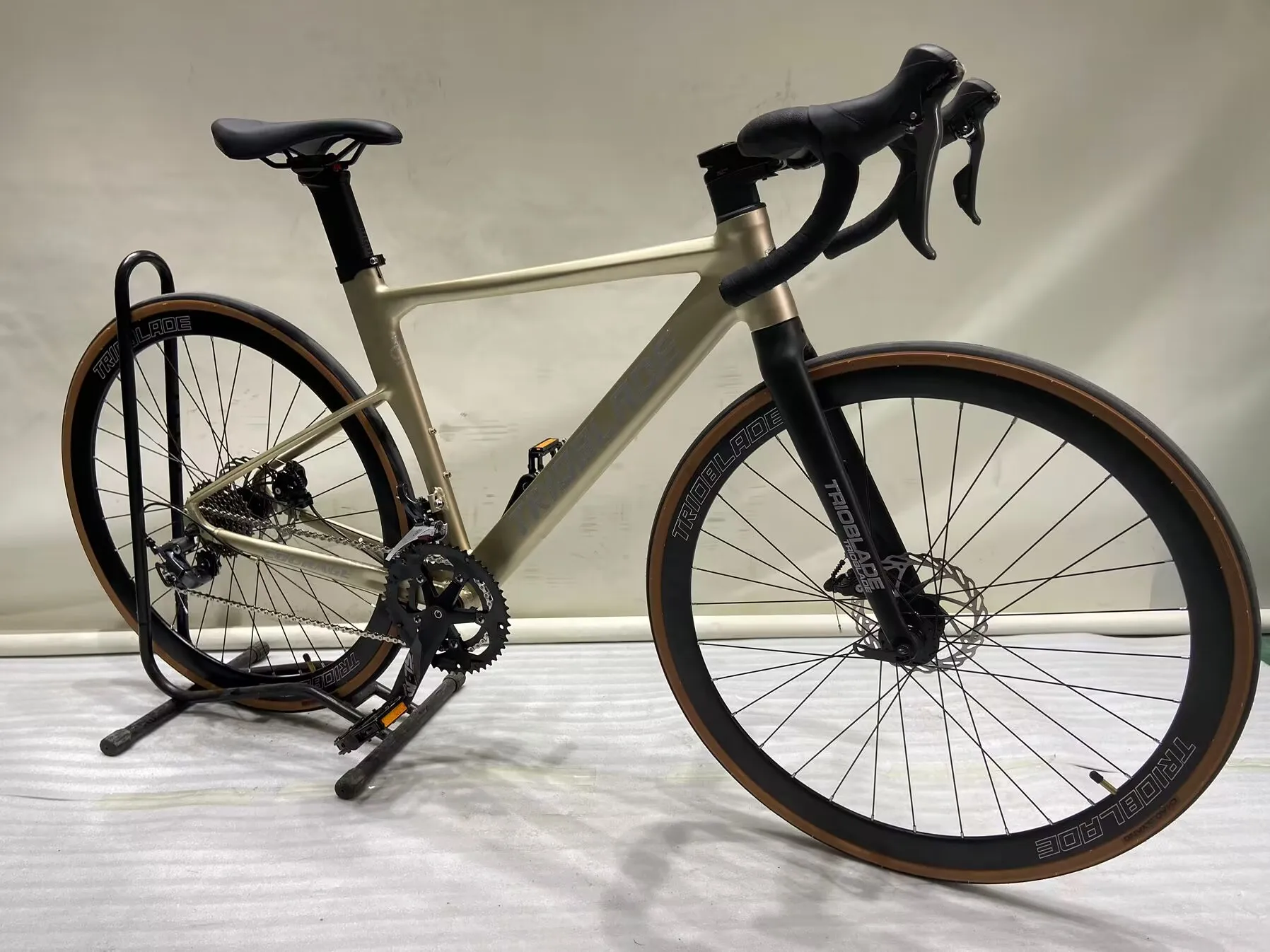 2025 New Design Custom Frame Speed Road Bike Bicycle for Adult