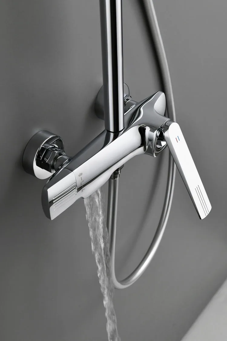 Sistema de ducha tipo lluvia montado en la pared de tres funciones con acabado superficial en color negro dorado cromado