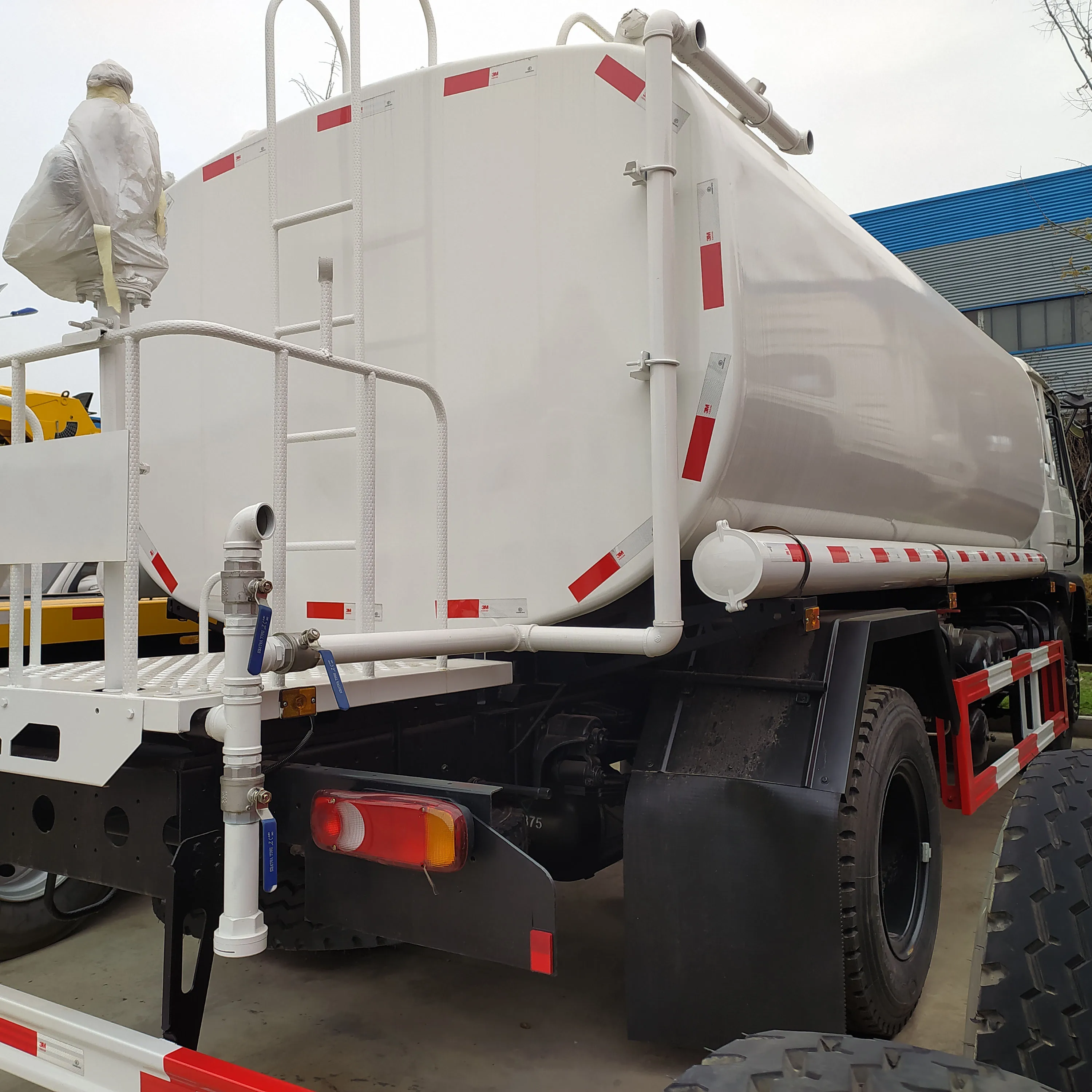 Dongfeng 4*2 левосторонний распылитель воды 15 куб. М тонн 15000