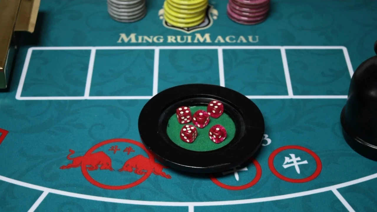 High Quality Black Wooden Dice Shaker Cup Casino Game Accessory Craps