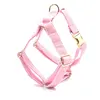 Arnés para perro de pana rosa.