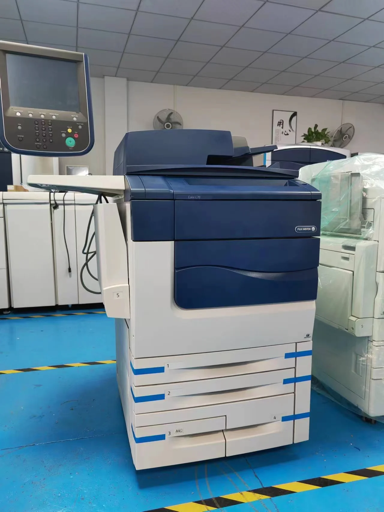 紺色の机 Xerox Color C560 Photocopiers - High Performance & Value