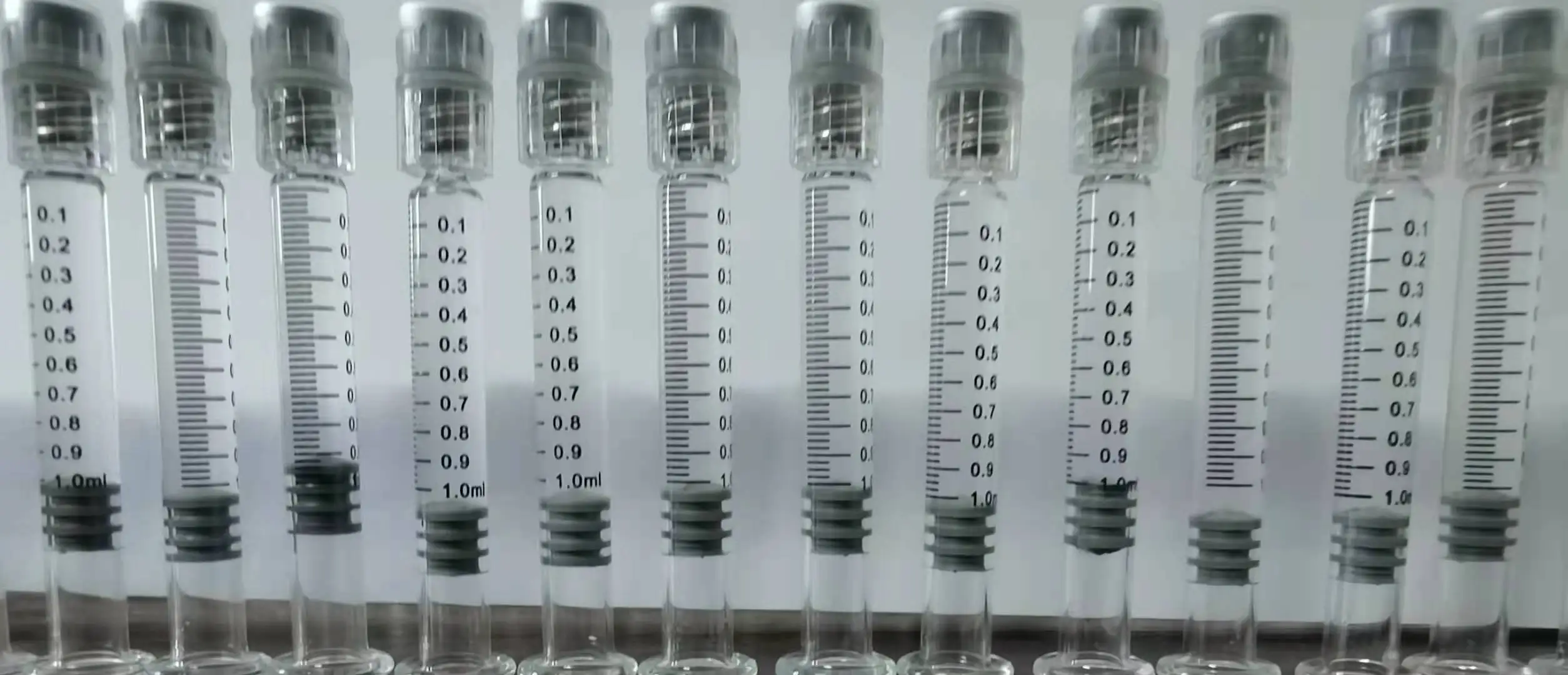 Машина для наполнения шприцами из предварительно заполненного стекла, для наполнения и вакуумной проставки