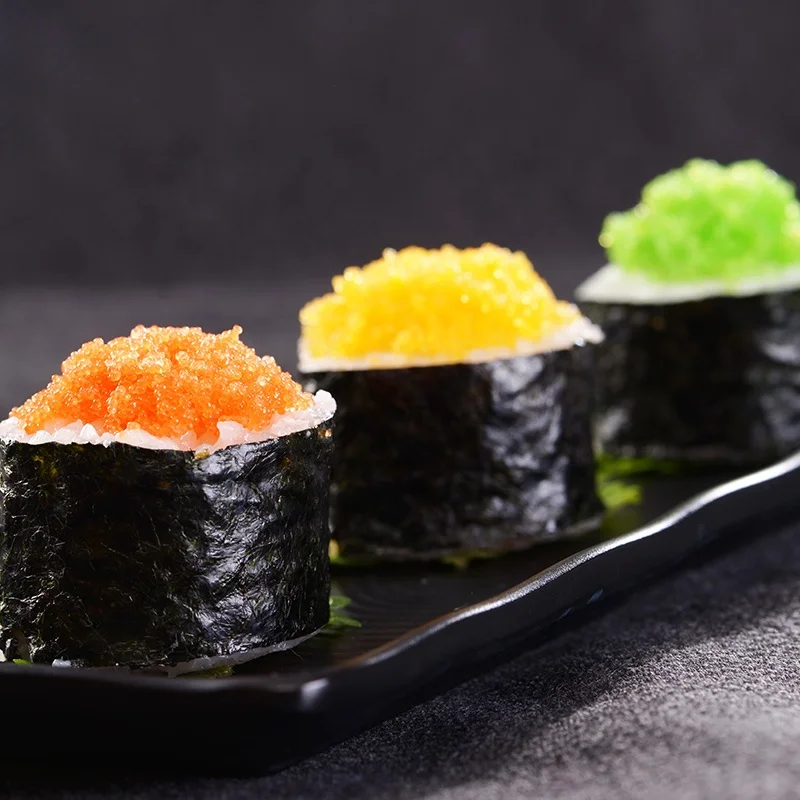 Икра на сушах. Икра летучей рыбы масаго. Запеченные роллы с икрой. Икра на сушах. Икра на сушах.