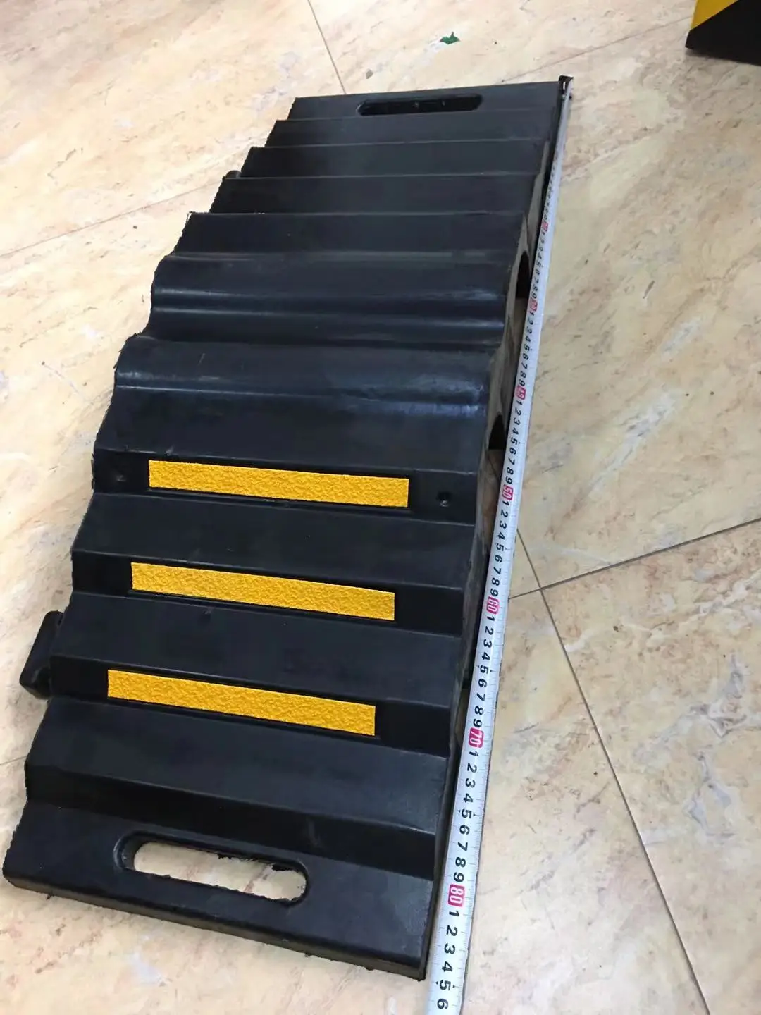 OEM Factory Speed Bump Car Cable Cover 2 Channels in Yellow and Black manufacture