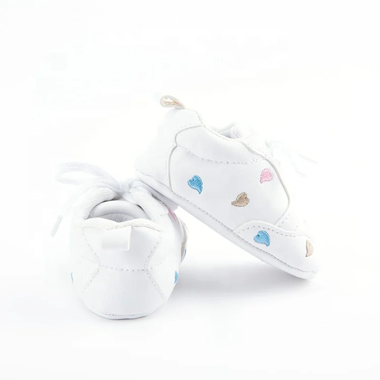 Симпатичные белые детские кроссовки в форме сердца с вышивкой, обувь для младенцев