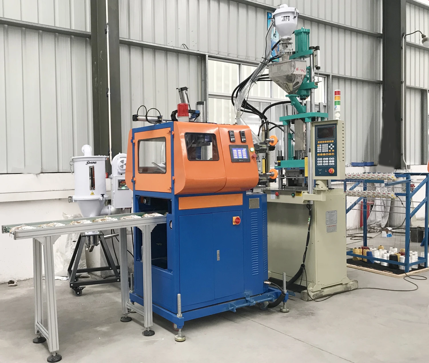 Полностью автоматическая машина для производства Пластика вертикальный для висячей бирки машина для одежды, обуви, Hangbag-HM-55T-HT