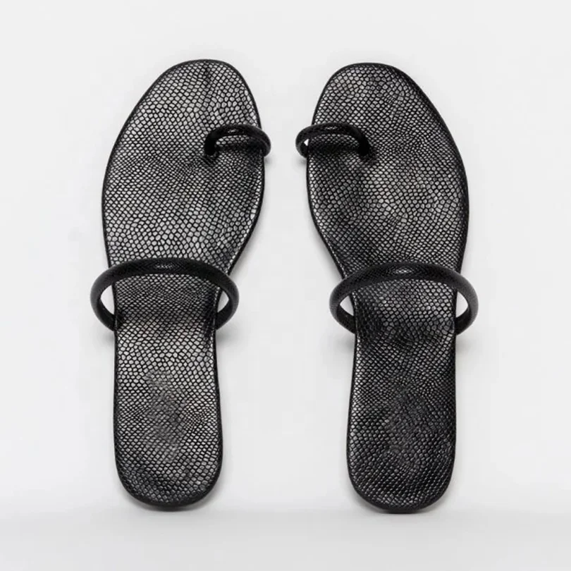 Сандалии женские на плоской подошве серебристые блестящие без застежки с кристаллами вырезами уличные шлепанцы для отдыха