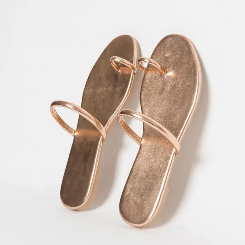 Сандалии женские на плоской подошве серебристые блестящие без застежки с кристаллами вырезами уличные шлепанцы для отдыха