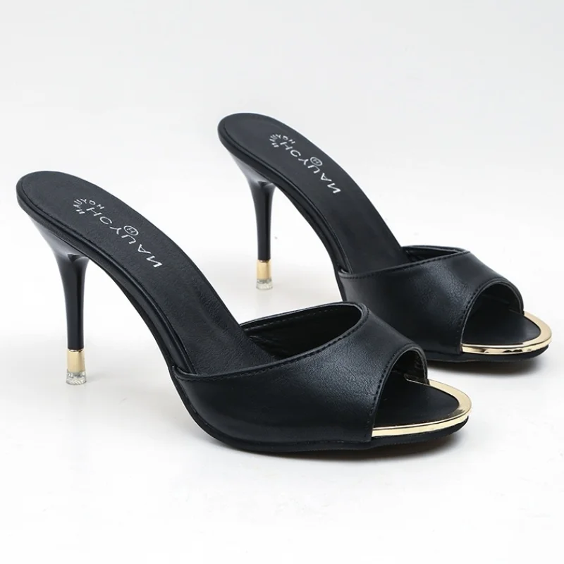 Mules de tacón medio en piel color negro . PURA LOPEZ