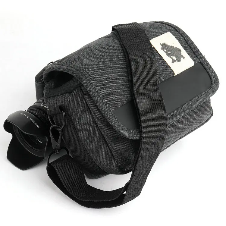 Небольшая сумка-мессенджер из парусинового материала