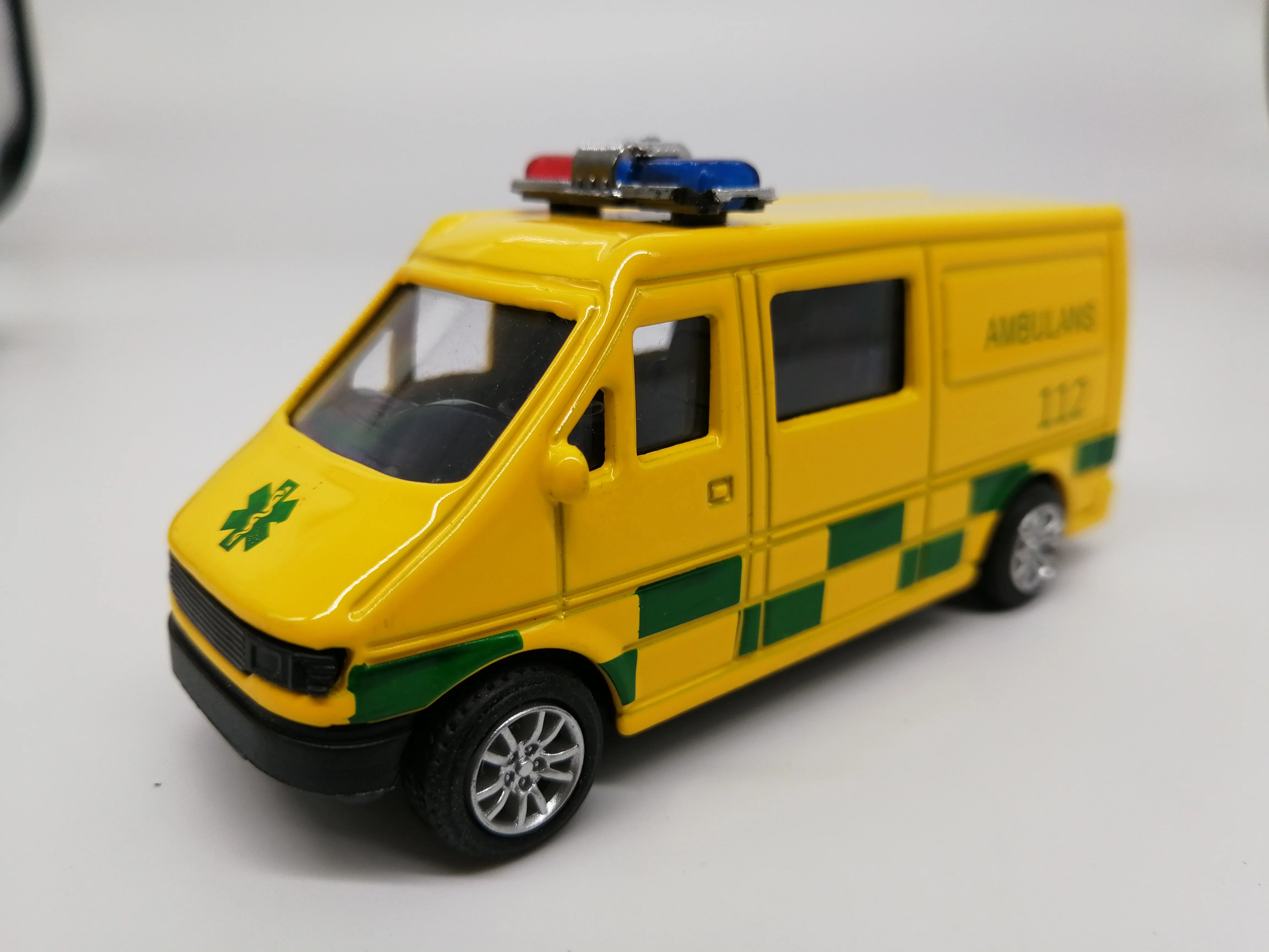 イエローモデル救急車 ダイキャストミニカー 1/32 スケール おもちゃ
