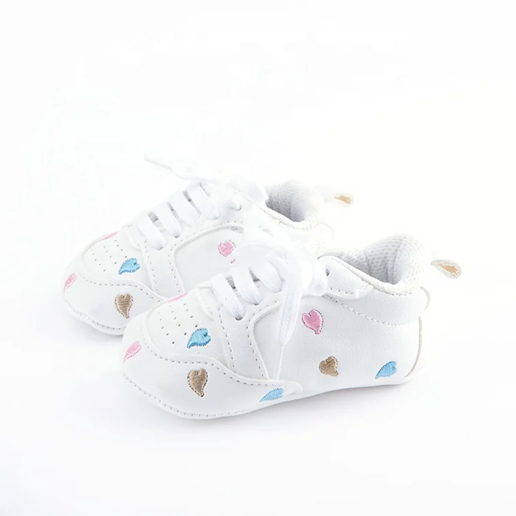 Симпатичные белые детские кроссовки в форме сердца с вышивкой, обувь для младенцев