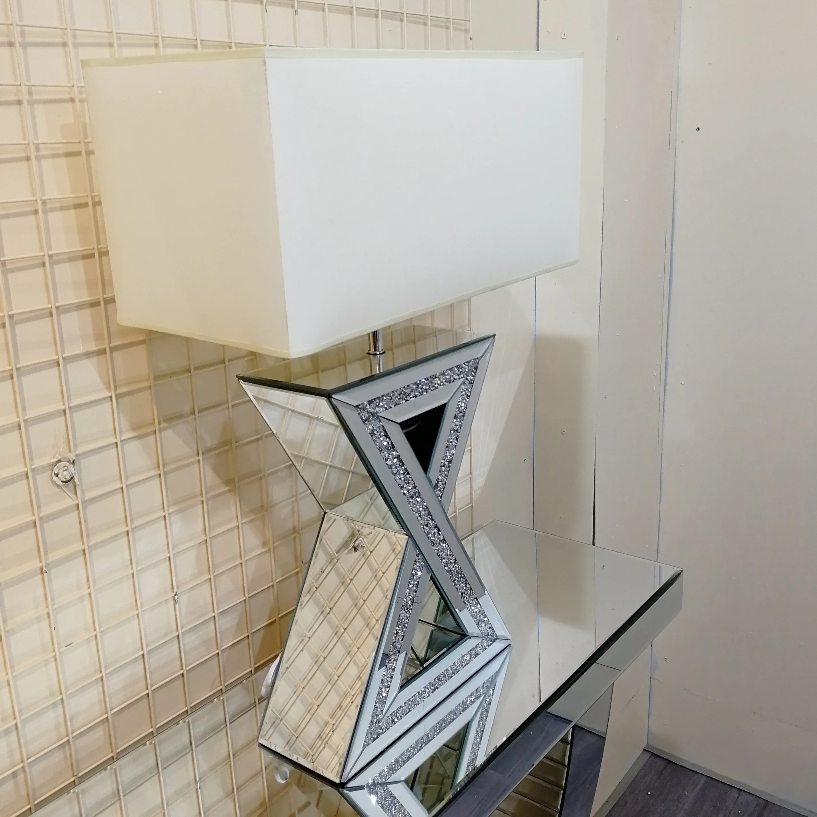 
 С блестящими стразами; Раздавить с украшением в виде кристаллов плавающий площадь 18 дюймов серебряной угловой оттенок зеркальный торшер  