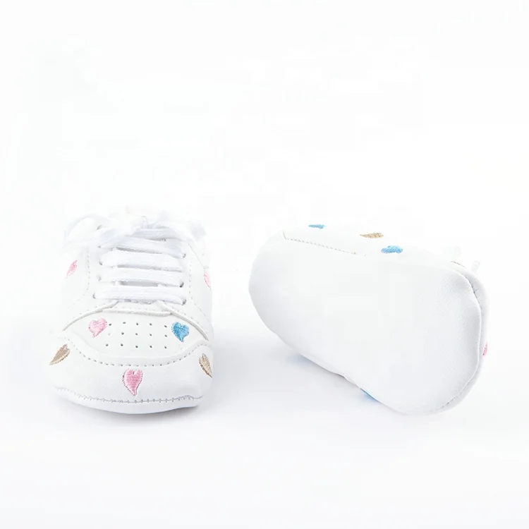 Симпатичные белые детские кроссовки в форме сердца с вышивкой, обувь для младенцев