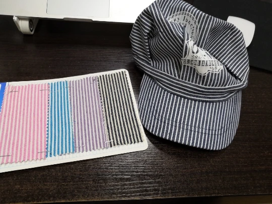 Polo Ralph Lauren - Cappello Con Visiera In Seersucker A Righe Blu Medio Con Logo A Icona Multicolore - Foto 2