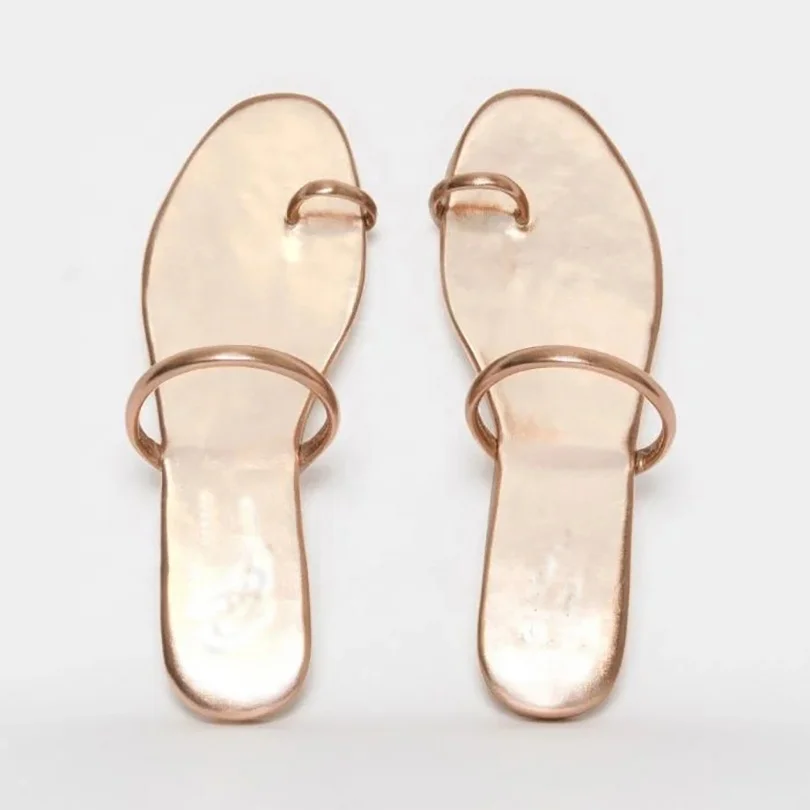 Сандалии женские на плоской подошве серебристые блестящие без застежки с кристаллами вырезами уличные шлепанцы для отдыха