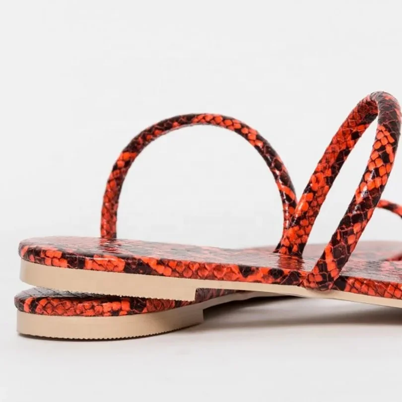 Сандалии женские на плоской подошве серебристые блестящие без застежки с кристаллами вырезами уличные шлепанцы для отдыха