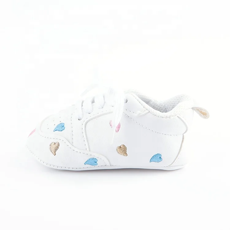 Симпатичные белые детские кроссовки в форме сердца с вышивкой, обувь для младенцев