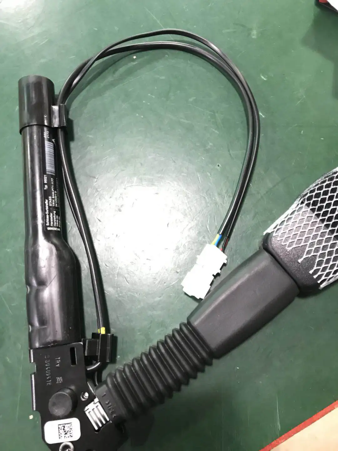 Автоматический втягивающий 3-точечный преднатяжитель ремня безопасности для