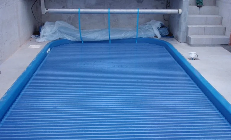 China Top Bench Mounted Professional Pool Cover Slats PC Security blanket automatic swimming bubble plastic pool cover