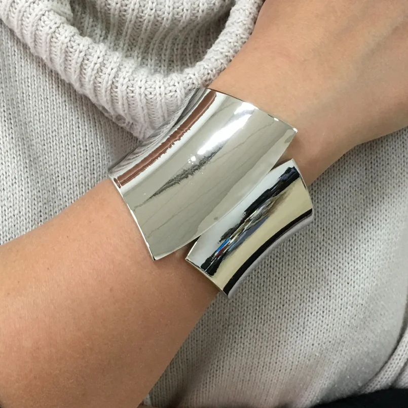 Bracelet Large Argenté Brossé – Style Punk Rétro – Femme – Diamètre Ajustable