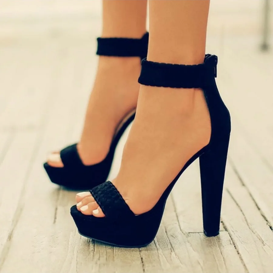 Чёрные туфли на толстом каблуке
