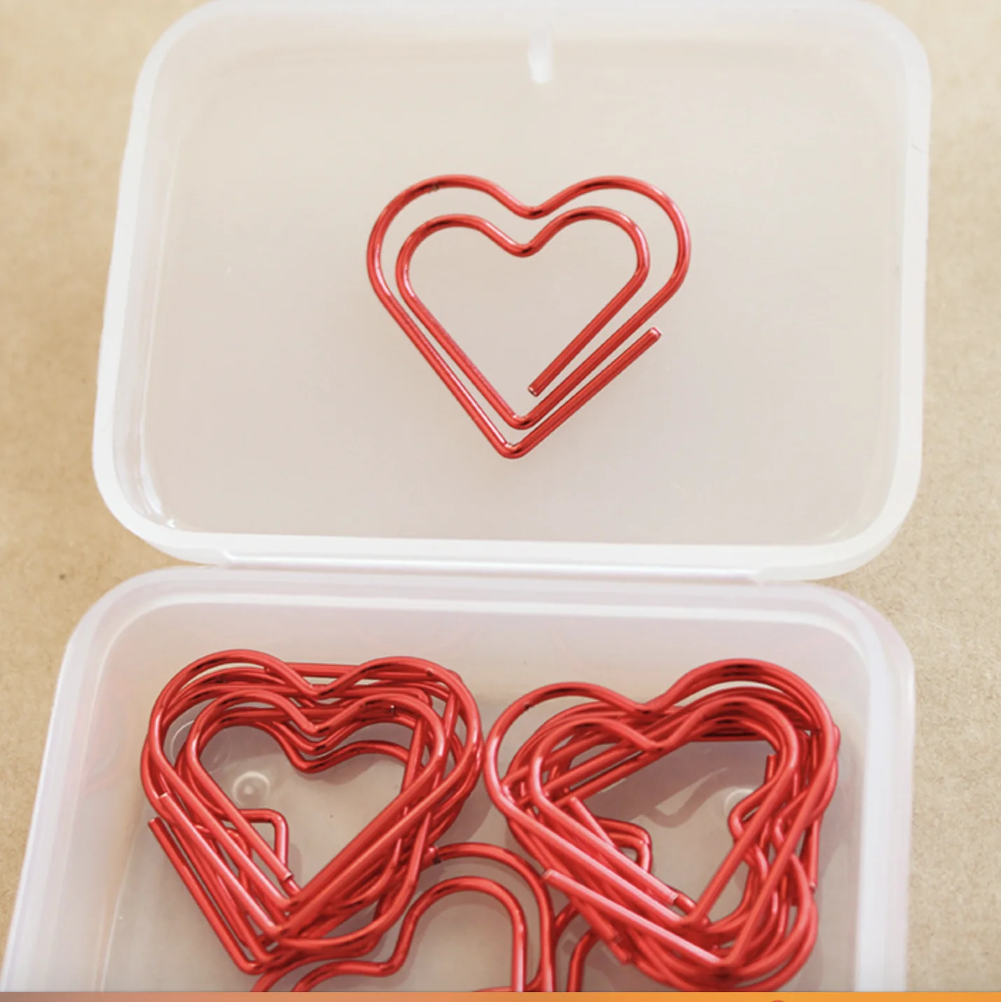 商务促销礼品客户标志金属独特的红色心形回形针塑料盒 