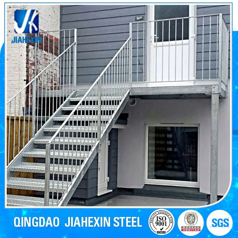 Наружная лестница с решетчатыми лестницами