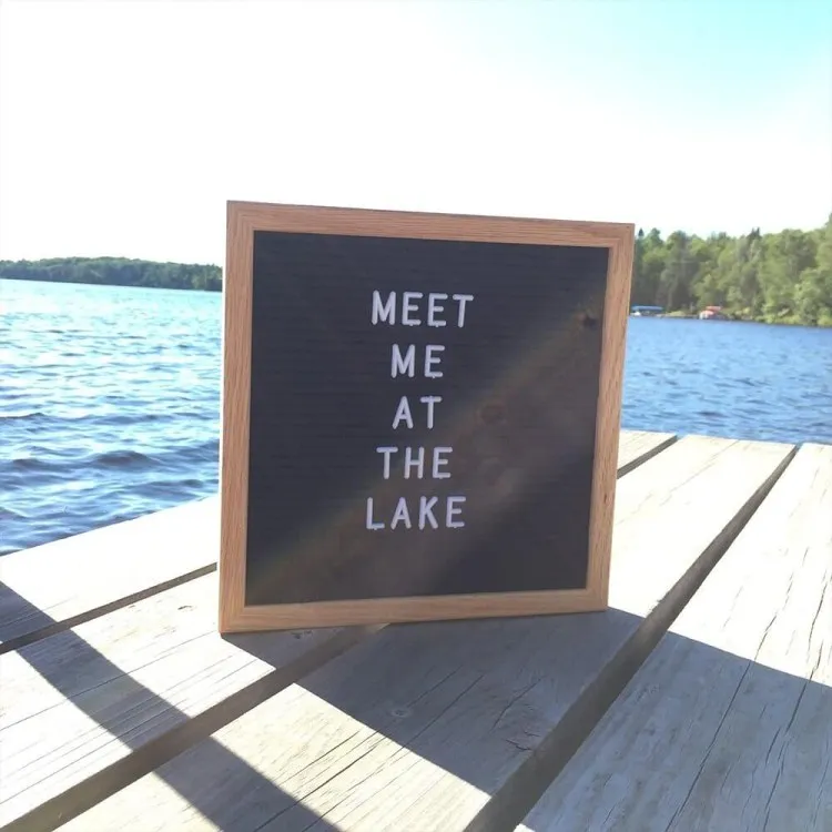 
Доска для письма из черного войлока 10x10 дюймов с подставкой 362 сменных букв знаков и Дубовая Рамка для букв с металлической вешалкой 