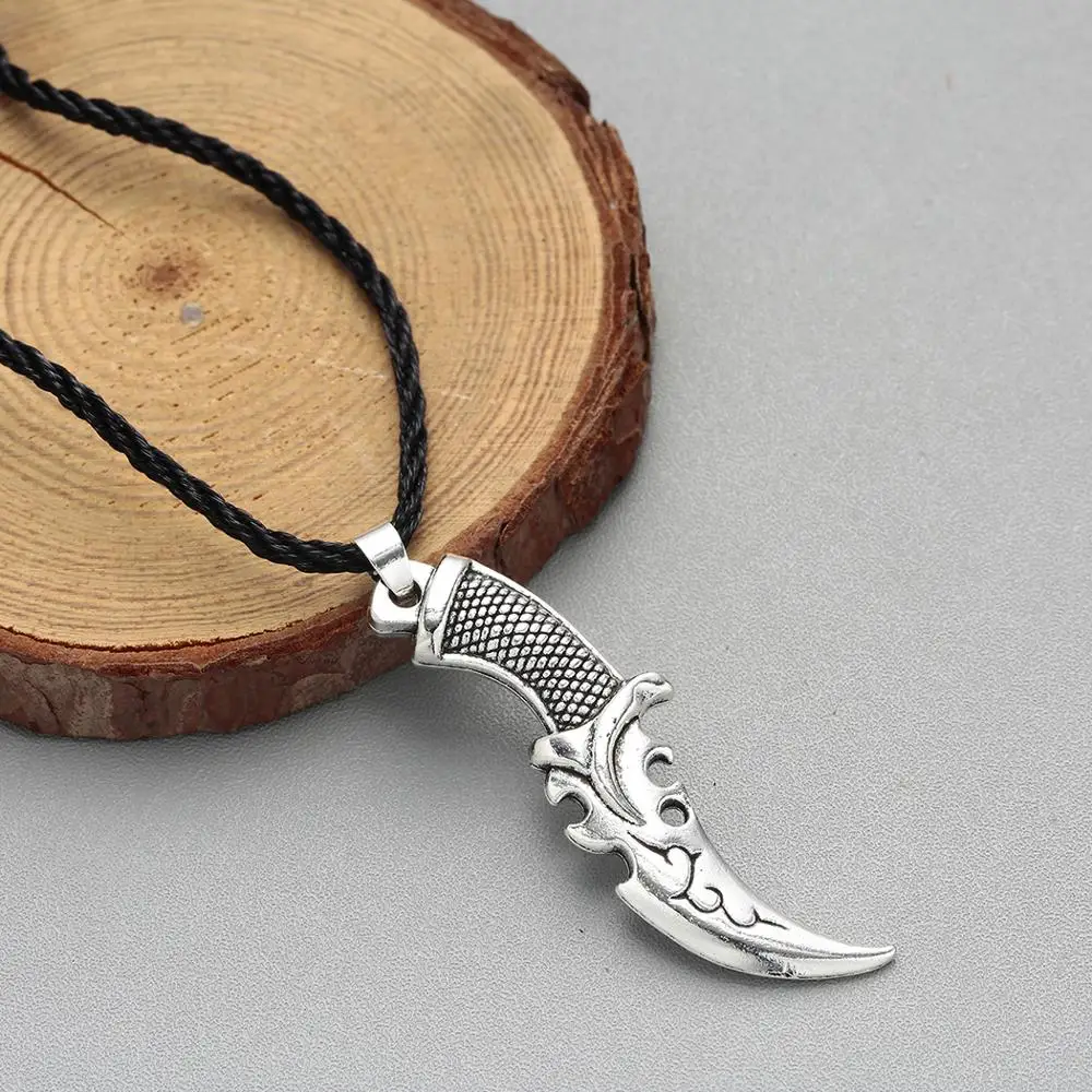 Punk Scimitar Wolf Tooth Machete Knife Necklace Vintage Power Character Cutlery Pendant Necklace Viking Men Jewelry Charm