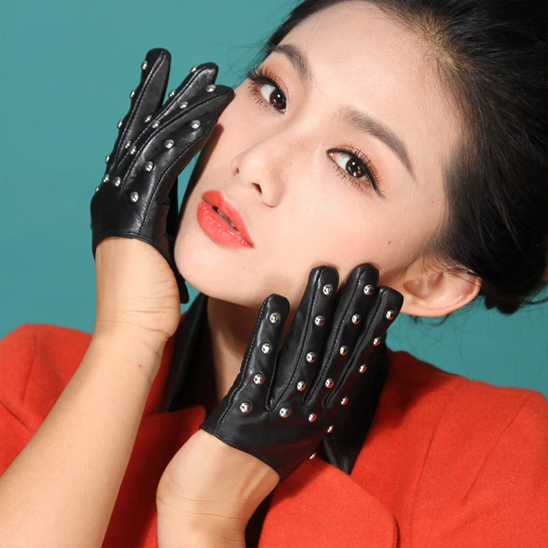 Стильные перчатки из овчины полуладошки женские мотоциклетные с заклепками