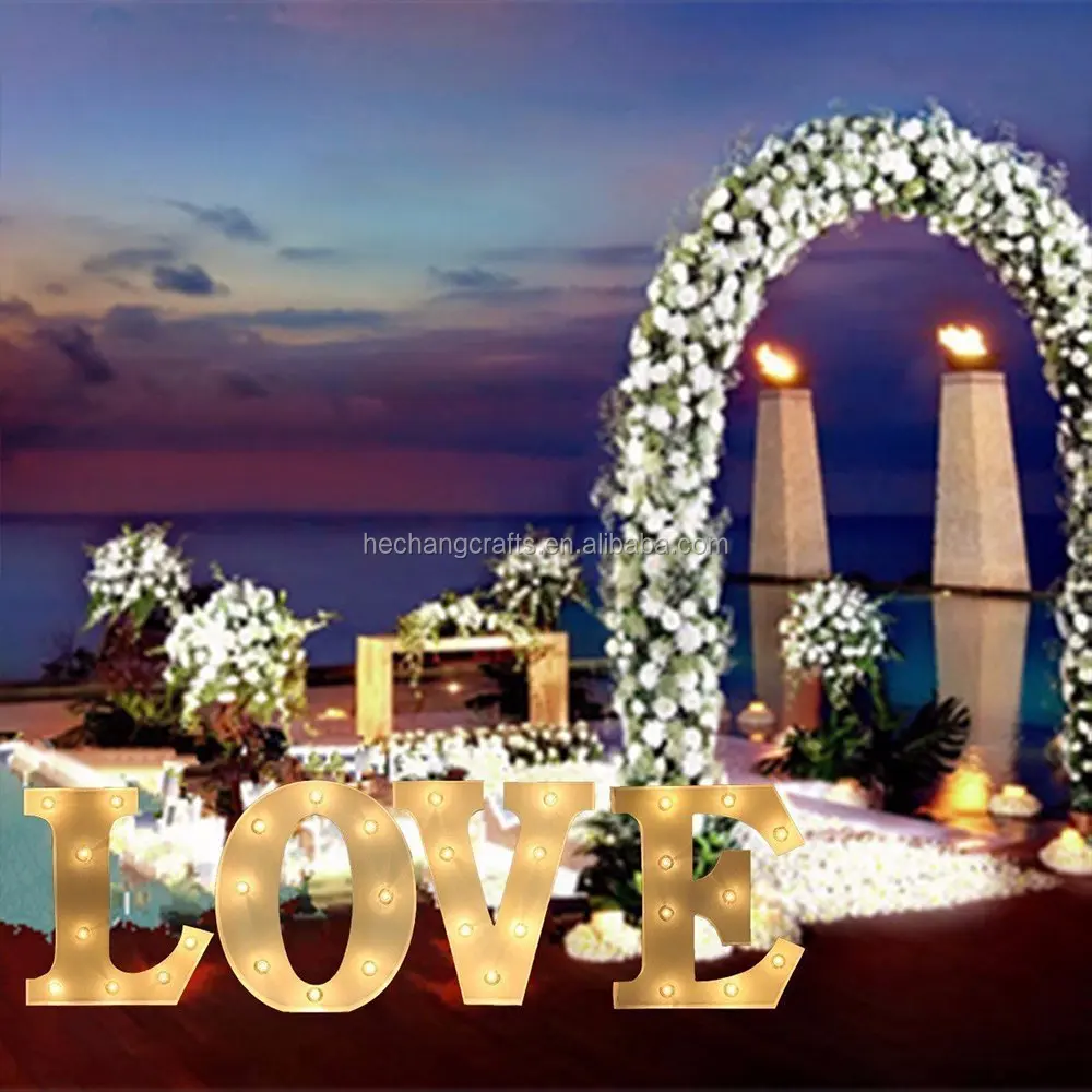 Деревянные светильники с алфавитом для свадебного