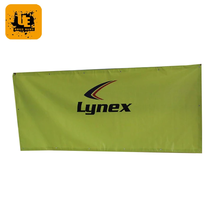 Висит ПВХ баннер, открытый забор баннер