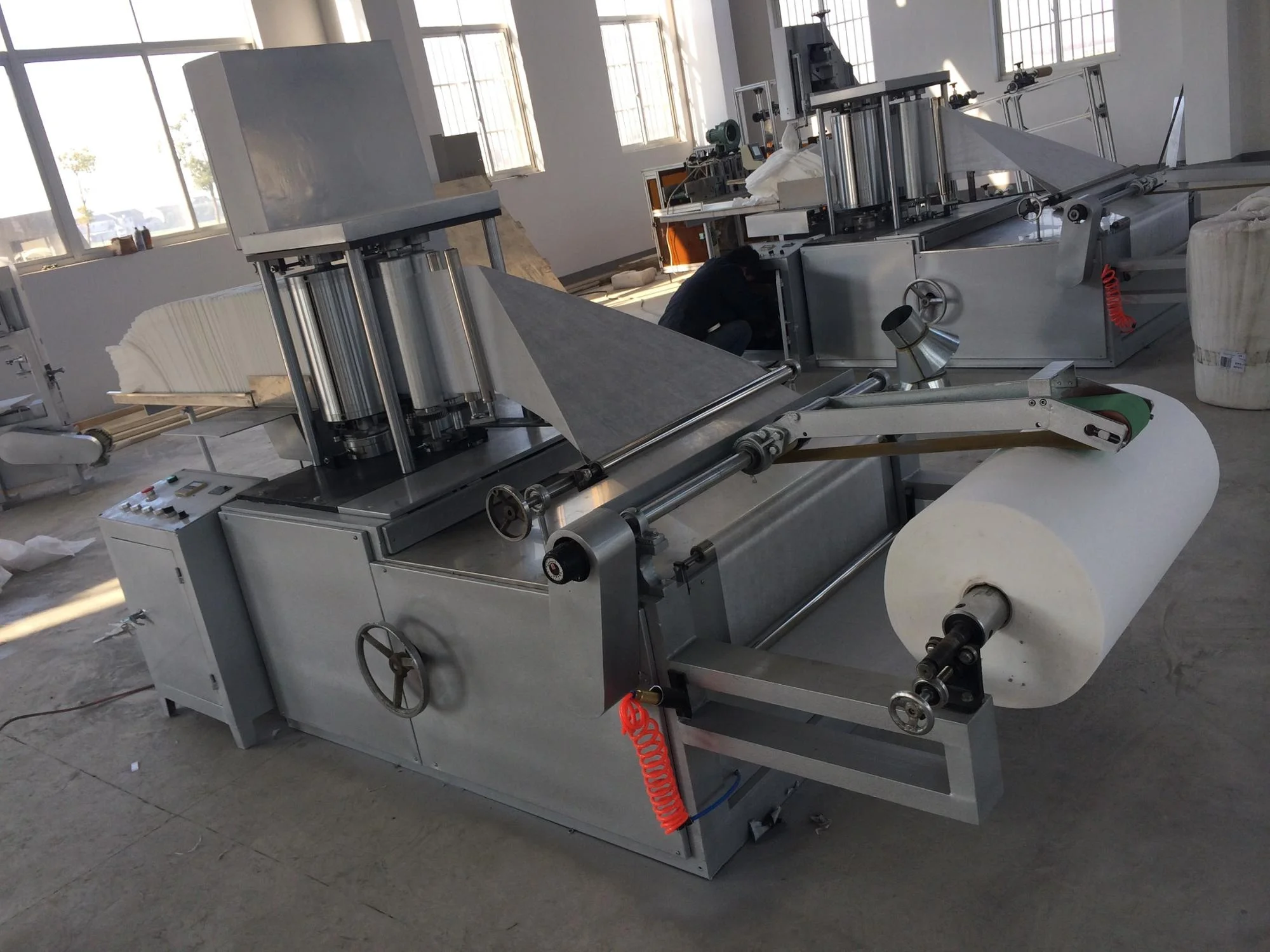 Полностью автоматическая одноразовая машина для производства нагрудников