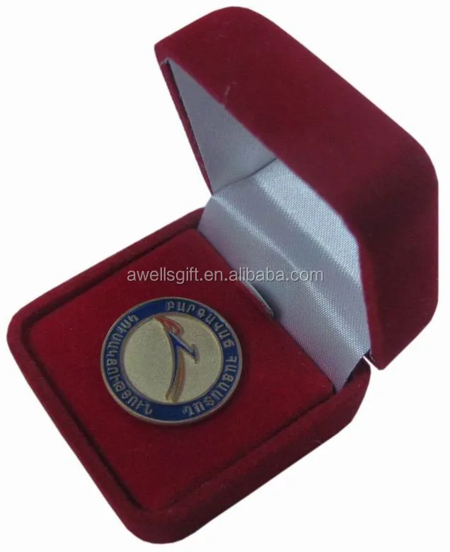 AWELLS Özel Enamelli Göğüs Rozeti, Kurumsal ve Anısına Verilen Hediyeler İçin Kırmızı Kadife Kutu ile