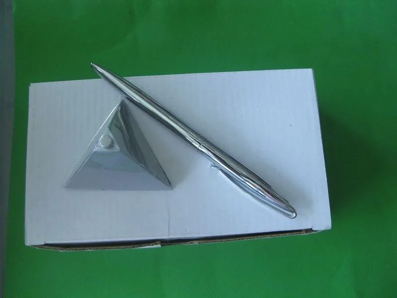 Sports-Style Floating Magnetic Ballpoint Pen Set Triangular Base Maglev Magnetic Pen for Promotional Items 0.7 mm Writing Metal
