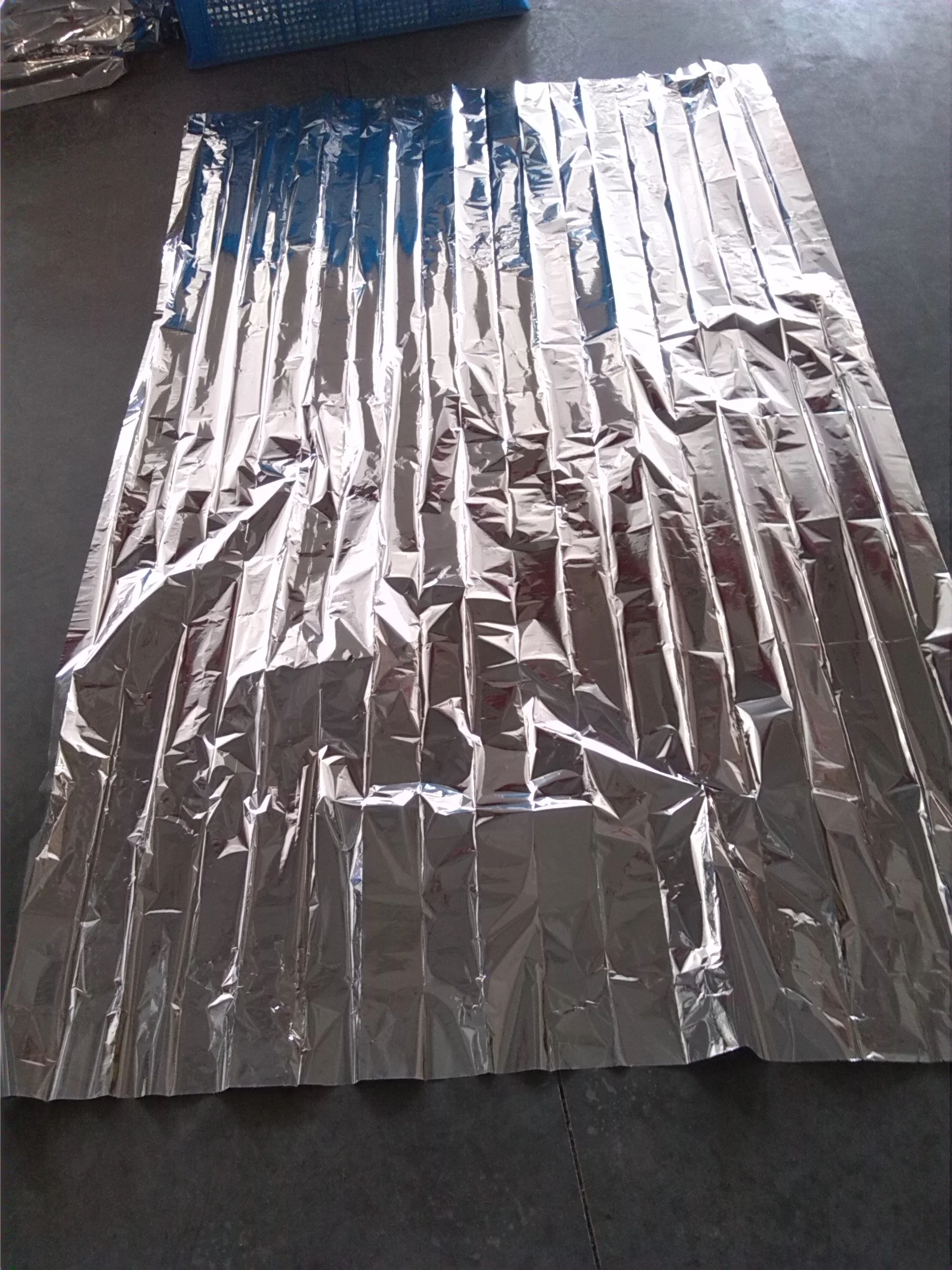 Наружное аварийное одеяло из майлара для оказания первой помощи