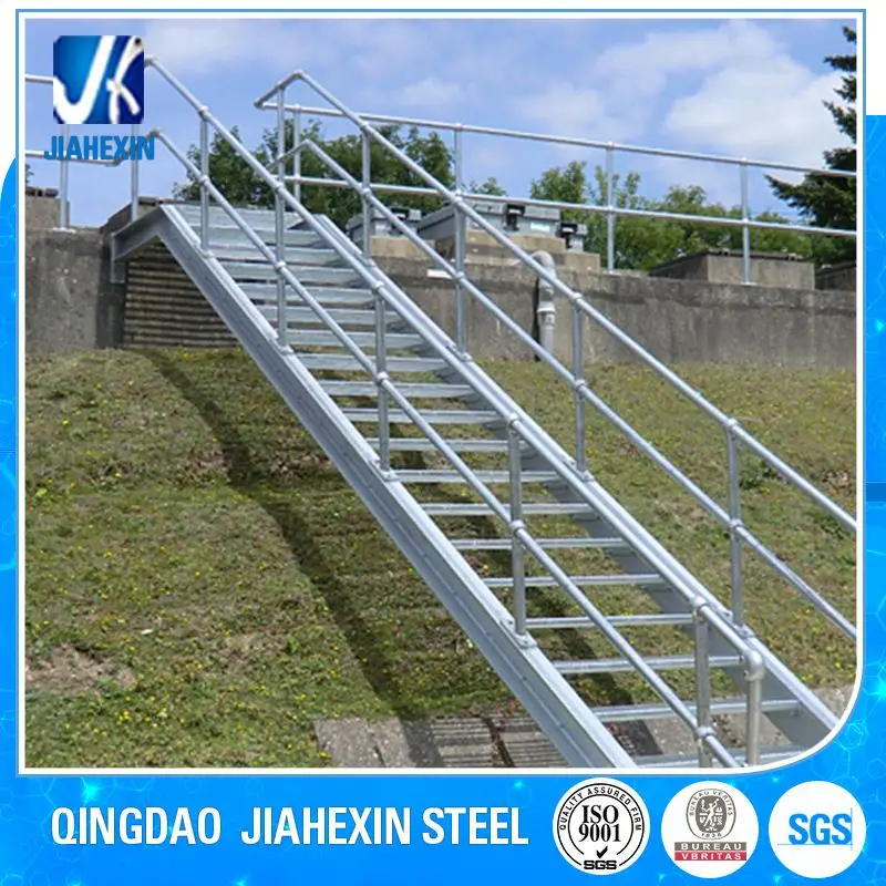 Наружная лестница с решетчатыми лестницами