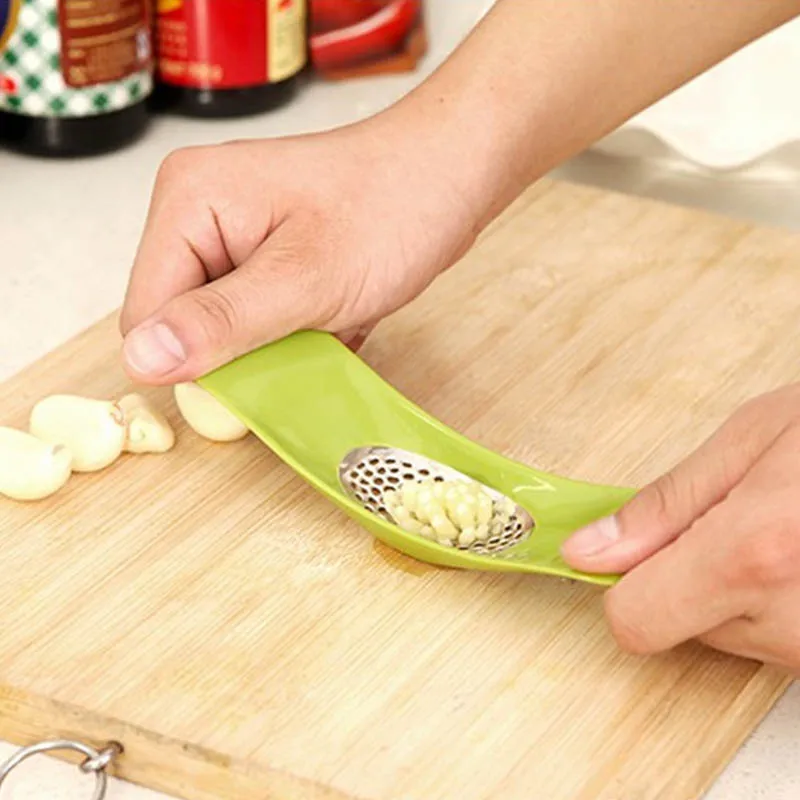 Creative Plastic kitchen gadgets wholesale cheese slicer multi kitchen grater ginger grater plastic garlic press