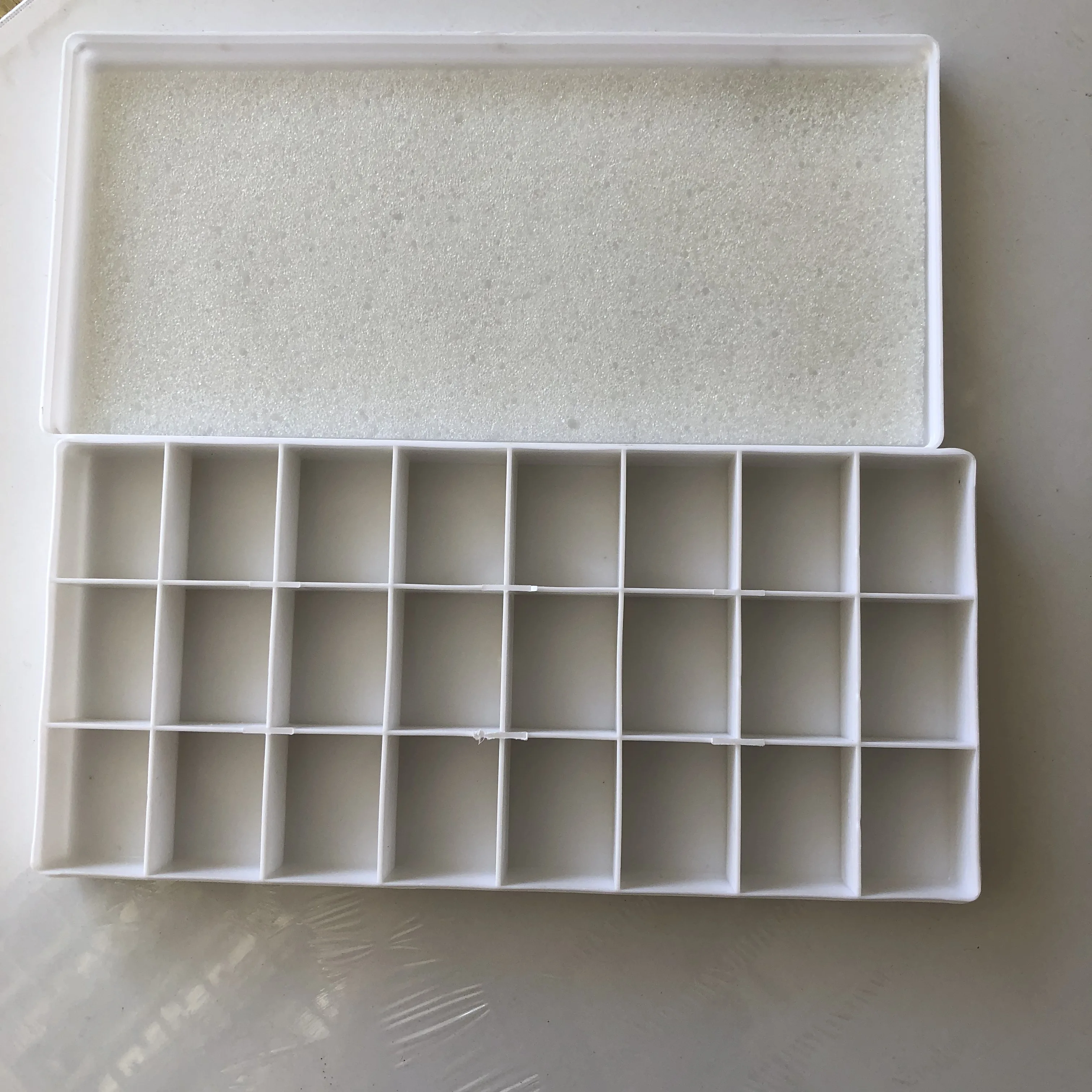 
Палетка белых картин на 24 отделения для акварели, акрила, масляного цвета 