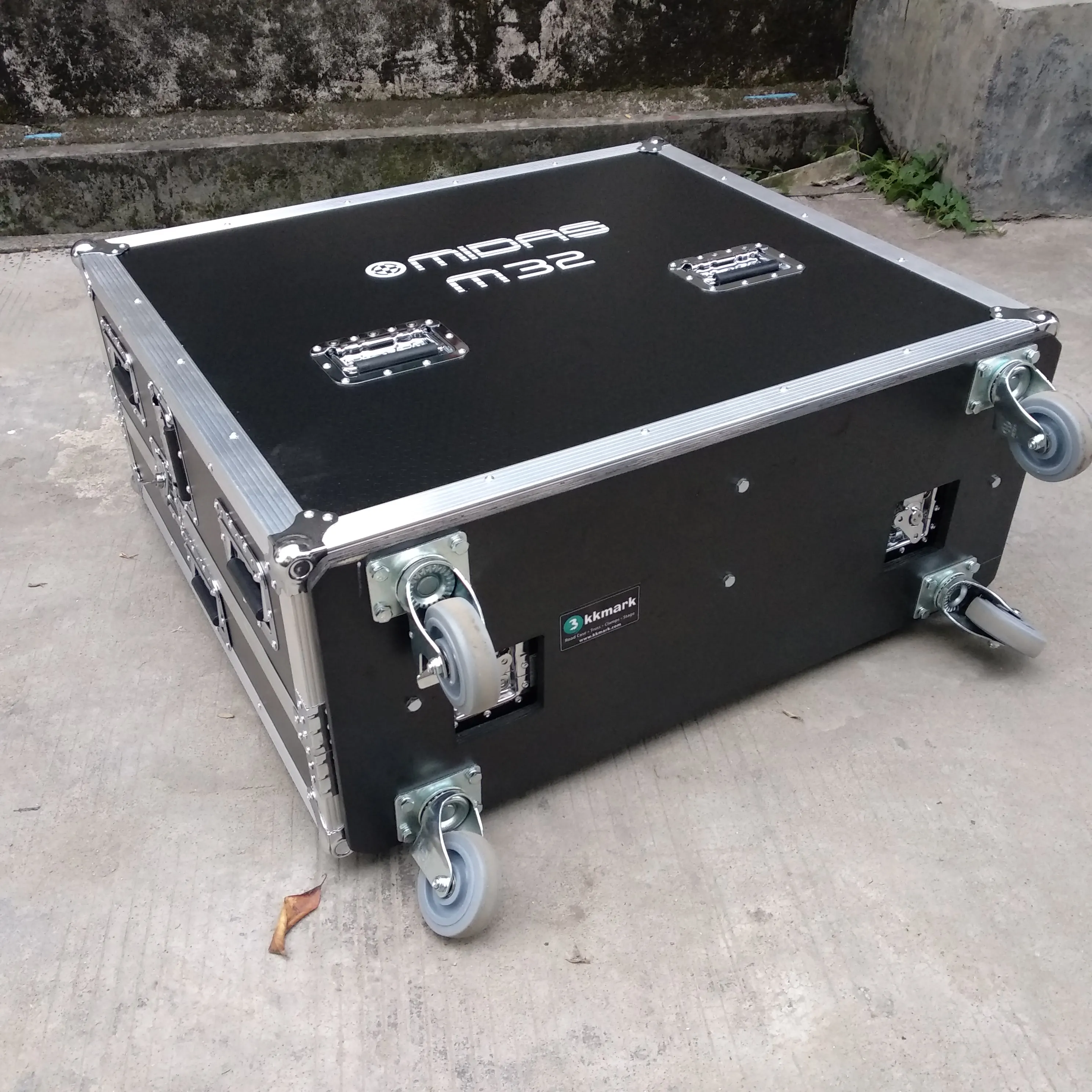Flight Case for Midas M32 Live Mixer Console with Doghouse and Wheels