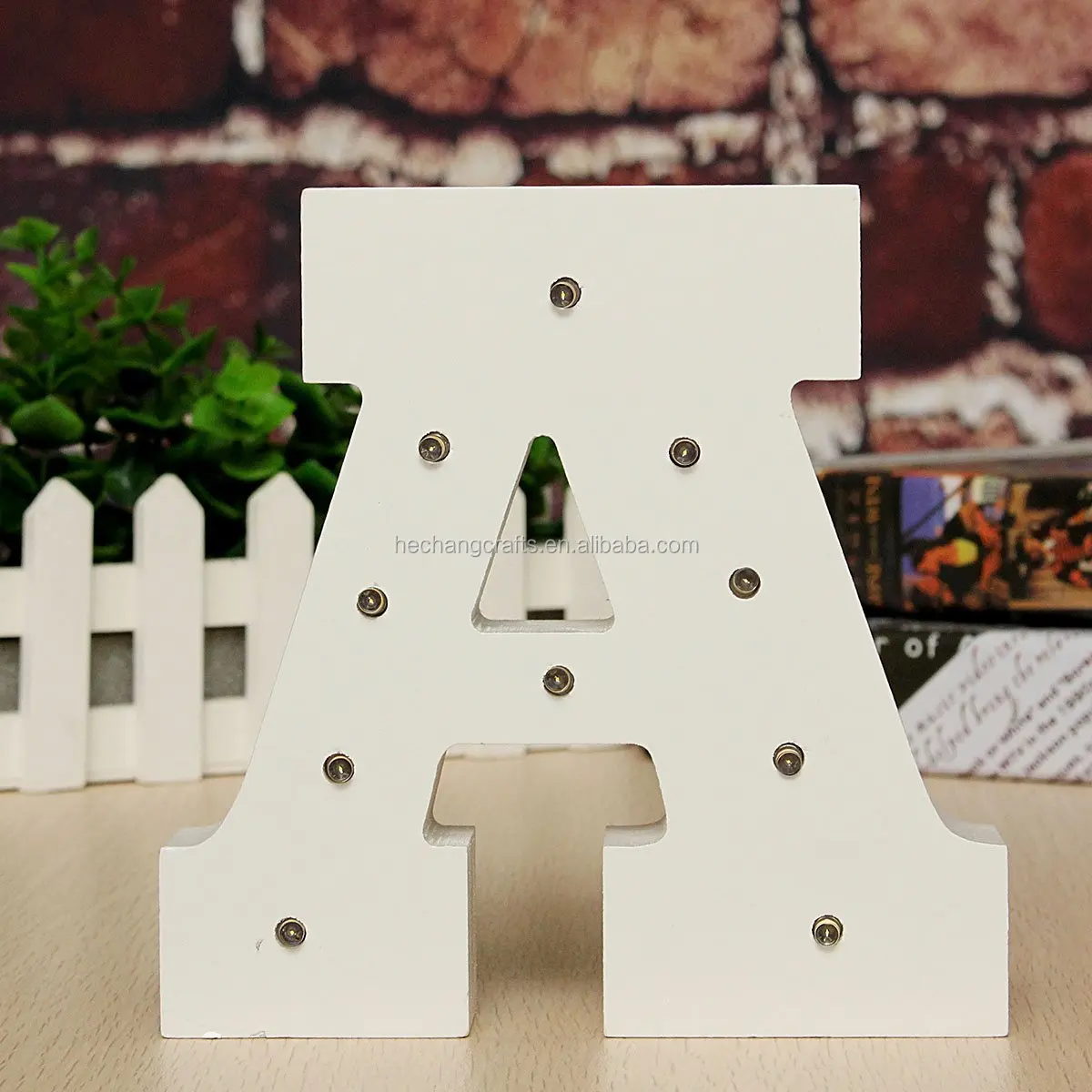 Деревянные светильники с алфавитом для свадебного