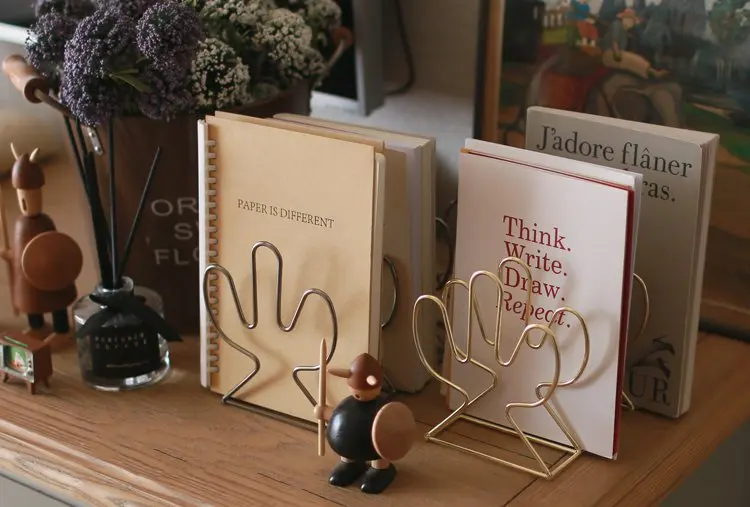 Металлический органайзер для книг в форме